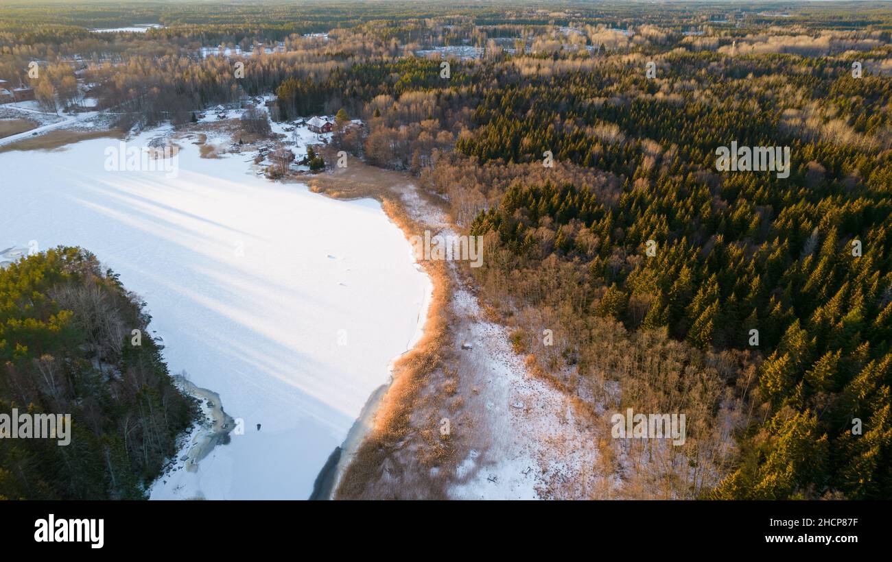 Vue aérienne du petit village suédois avec des îles et des forêts sur une côte de mer Baltique en hiver.Photographie de drone - hiver dans le comté de Gavleborg, A Banque D'Images