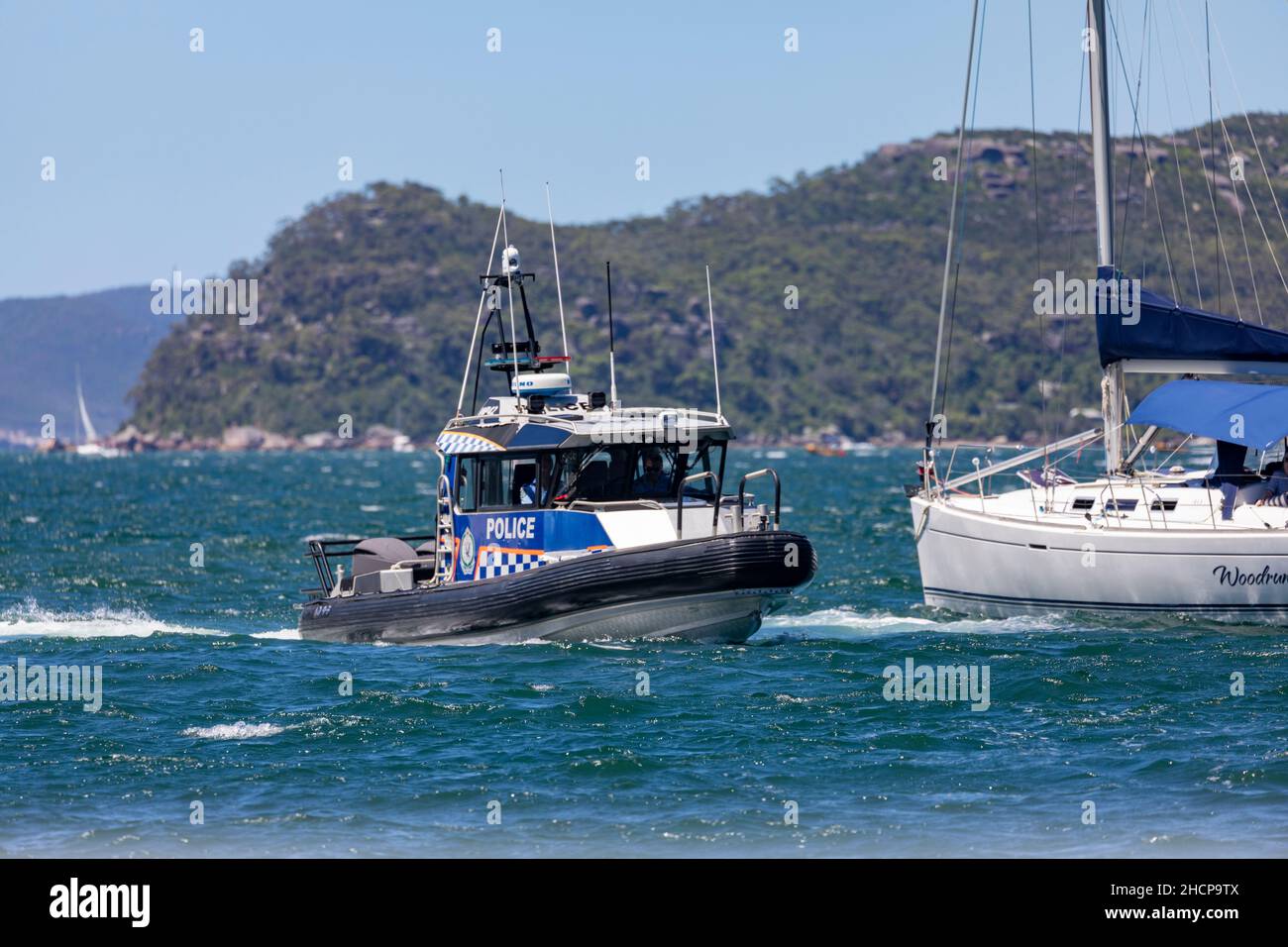 Police maritime de NSW la police patrouille les eaux de Pittwater sur leur bateau pendant les vacances d'été,Sydney,Australie Banque D'Images