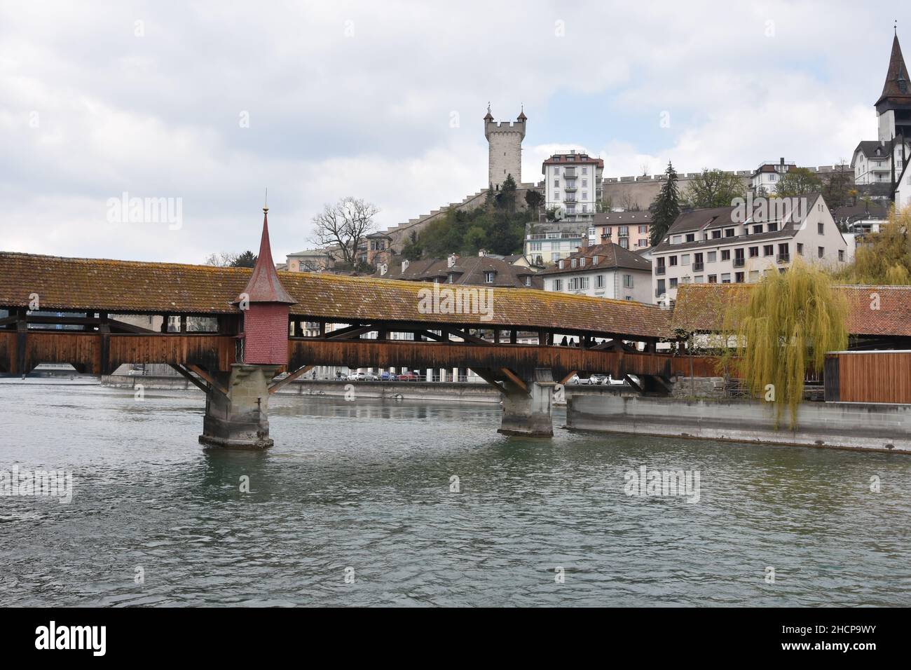 Le pont de Spreuer est un pont en bois avec un toit sur la rivière Reuss à Lucerne. Banque D'Images