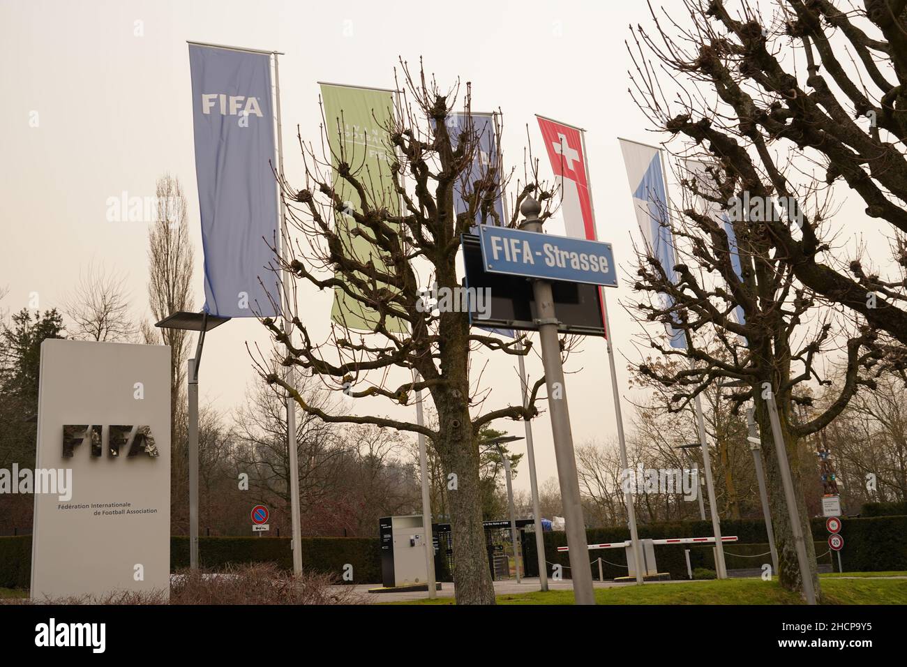 Entrée du siège de la FIFA avec drapeaux et panneau de l'organisation. Banque D'Images