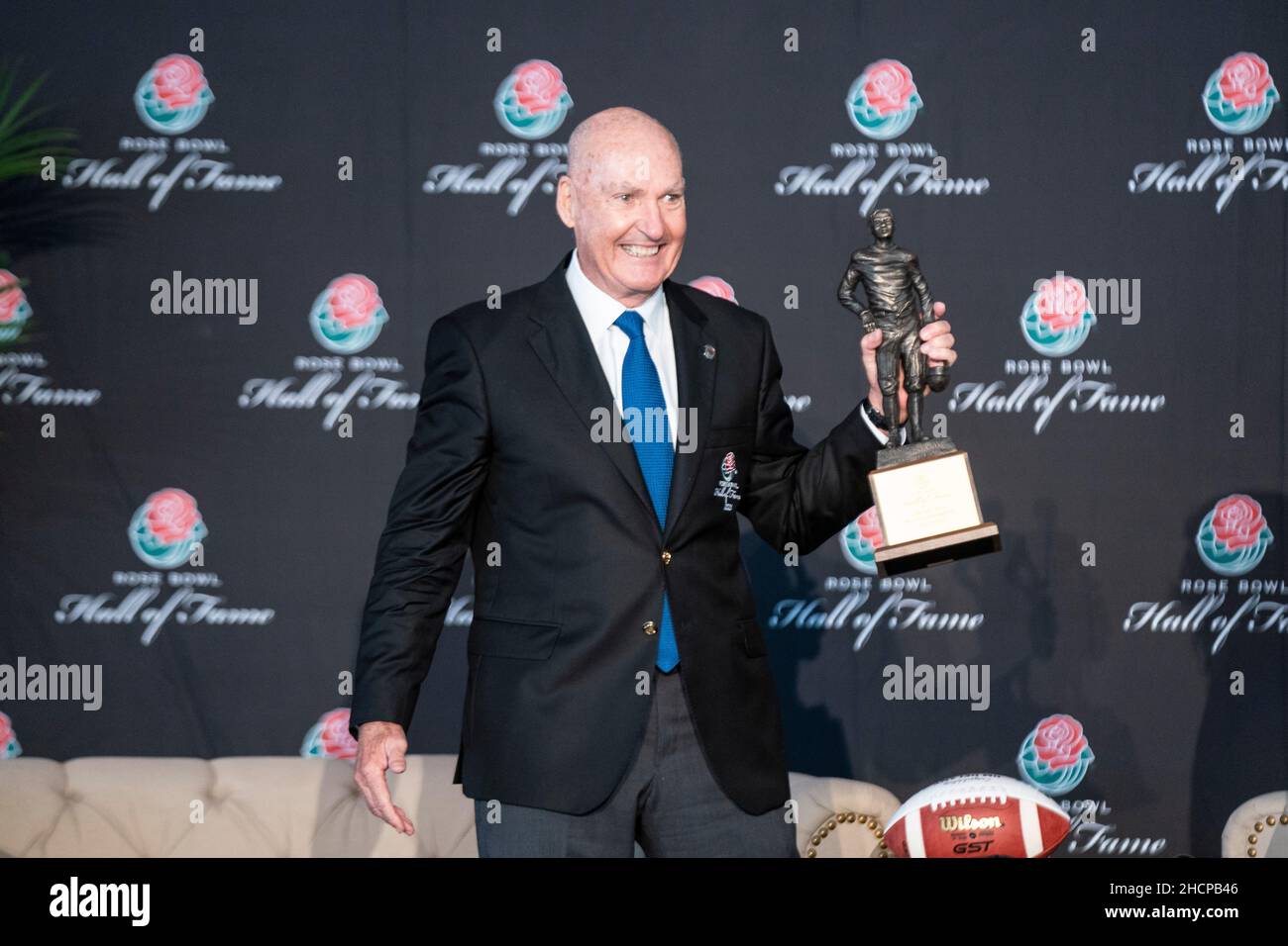 Trophée Jim Delany (Big Ten) du Temple de la renommée lors de la cérémonie d'initiation au Rose Bowl Hall of Fame, le jeudi 30 décembre 2021, à Pasadena.(Jon endow/image Banque D'Images