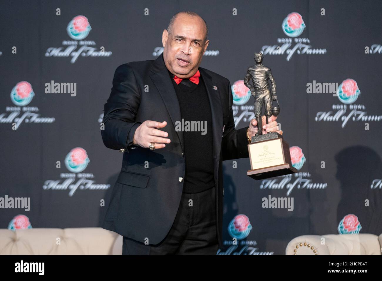 Anthony Davies (USC) reçoit son trophée Hall of Fame lors de la cérémonie d'initiation au Rose Bowl Hall of Fame, le jeudi 30 décembre 2021, à Pasadena.(Jon Banque D'Images