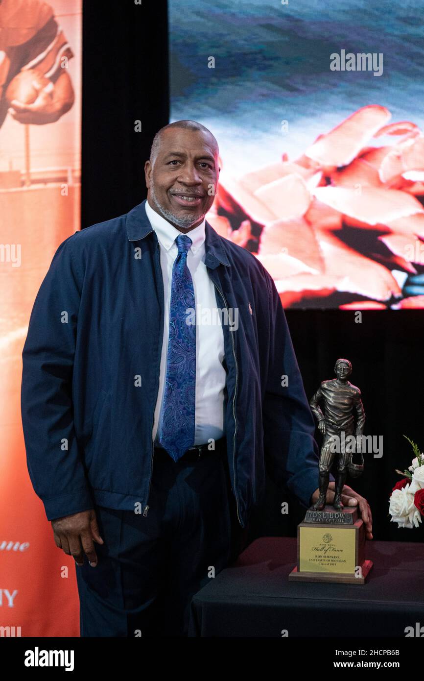 Ron Simpkins (Michigan) pose avec son trophée Temple de la renommée, lors d'une cérémonie d'initiation au Temple de la renommée du Rose Bowl, le jeudi 30 décembre 2021, à Pasadena. Banque D'Images
