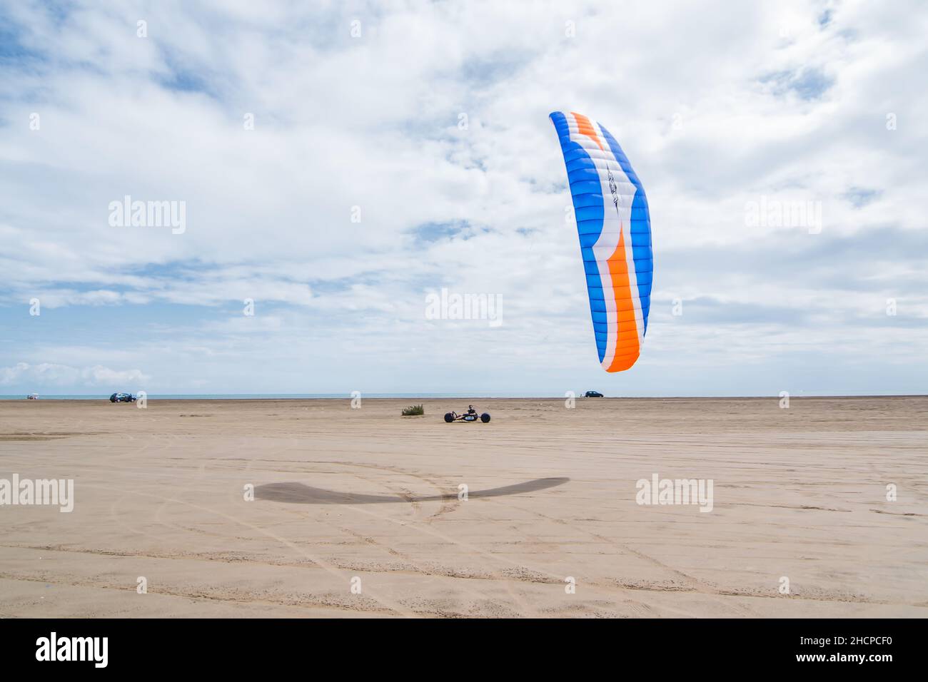 Kite buggy à la plage au coucher du soleil.Delta del Ebro Espagne Banque D'Images