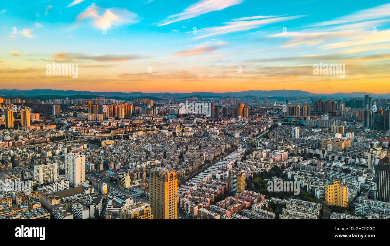 KUNMING, CHINE - 30 DÉCEMBRE 2021 - la photo aérienne prise le 30 décembre 2021 montre un paysage urbain spectaculaire au coucher du soleil à Kunming, dans la province du Yunnan, en Chine. Banque D'Images