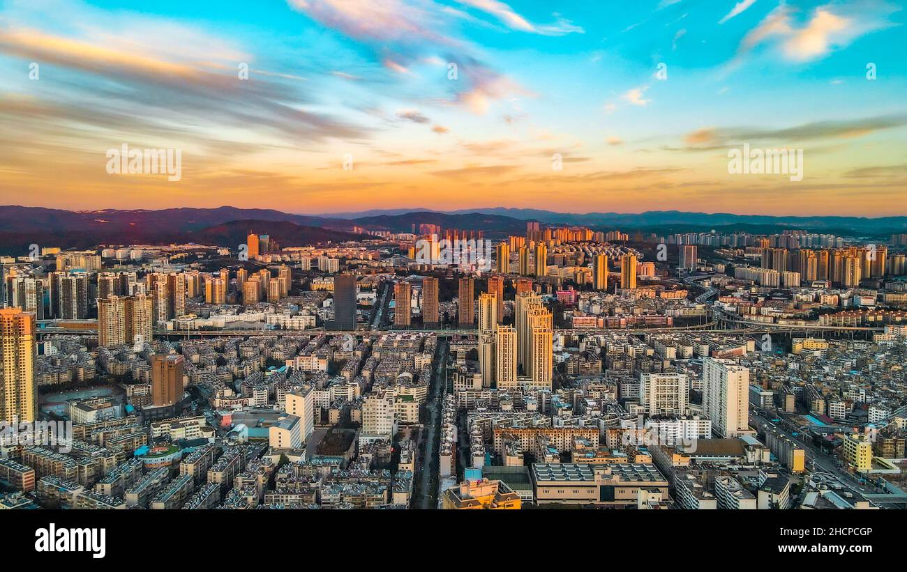 KUNMING, CHINE - 30 DÉCEMBRE 2021 - la photo aérienne prise le 30 décembre 2021 montre un paysage urbain spectaculaire au coucher du soleil à Kunming, dans la province du Yunnan, en Chine. Banque D'Images
