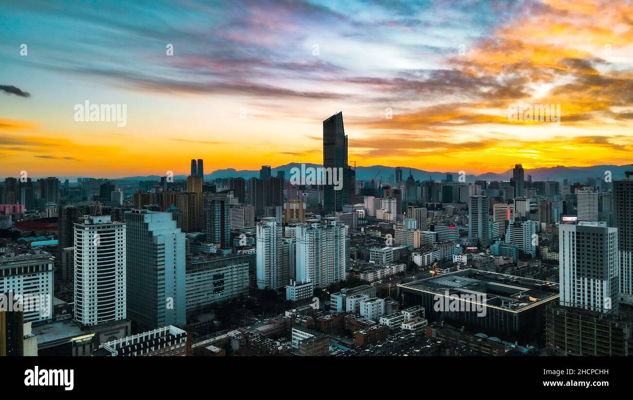 KUNMING, CHINE - 30 DÉCEMBRE 2021 - la photo aérienne prise le 30 décembre 2021 montre un paysage urbain spectaculaire au coucher du soleil à Kunming, dans la province du Yunnan, en Chine. Banque D'Images