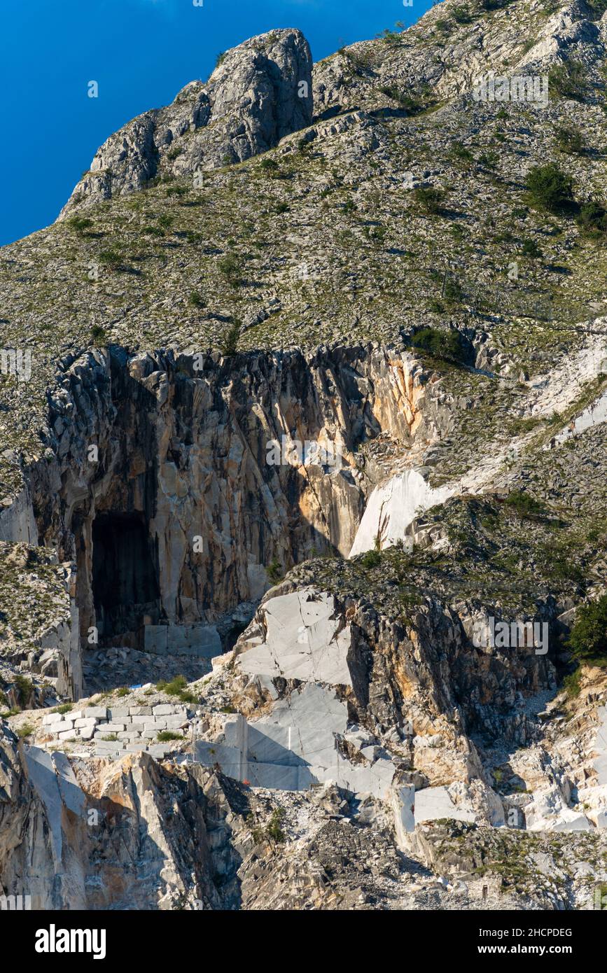 Les Alpes Apuanes (Alpi Apuane) avec les célèbres carrières de marbre (marbre blanc de Carrare).Toscane, (Toscana), Italie, Europe. Banque D'Images