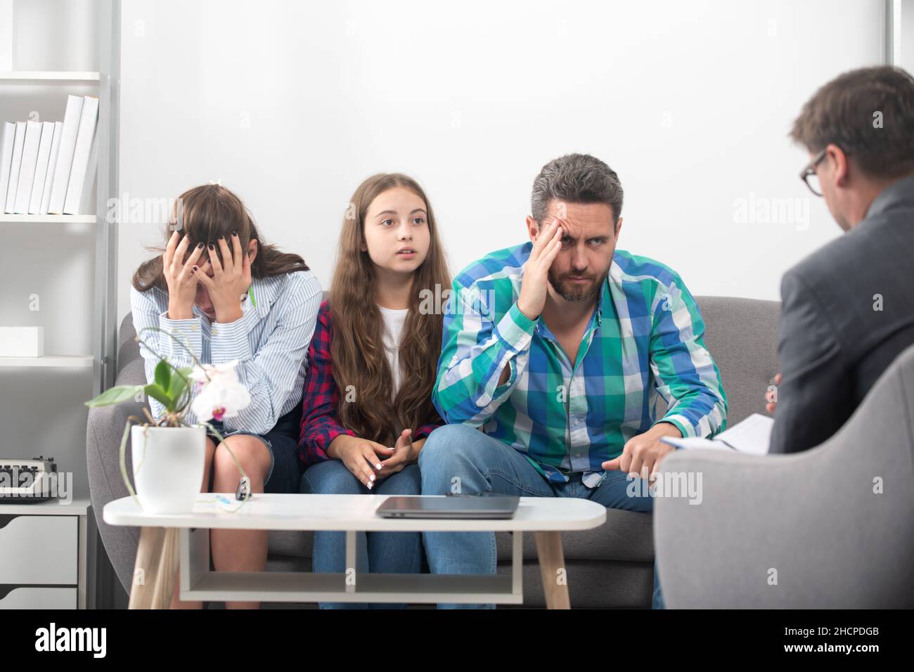 Famille à la session de psychologie.Problème de parents psychologiques.Psychologue travailleur social parlant à la mère du père et à la fille adolescente Banque D'Images