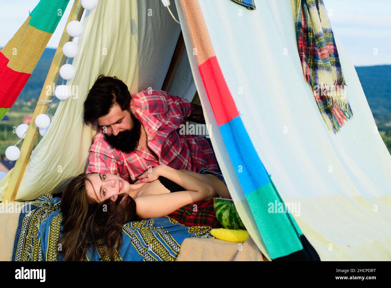 Couple romantique baiser dans le camping tente sur fond de nature.Aventure  pour les jeunes amis le jour de l'été.Hipster couple tendre baiser dans la  tente de camp Photo Stock - Alamy