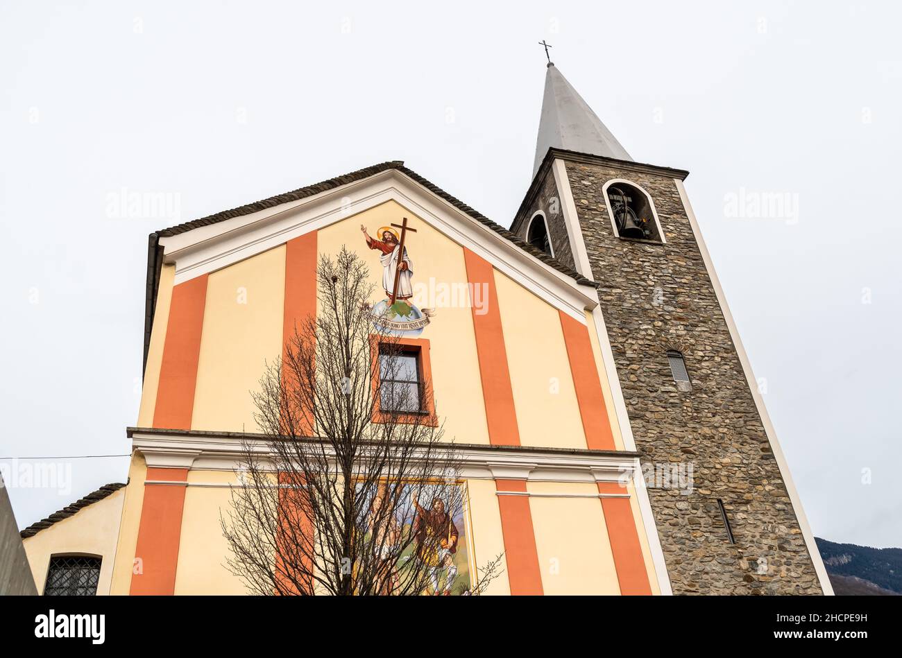Façade de l'église catholique des Saints Rocco et Sebastiano à Gorduno, quartier de Bellinzona, Tessin, Suisse. Banque D'Images