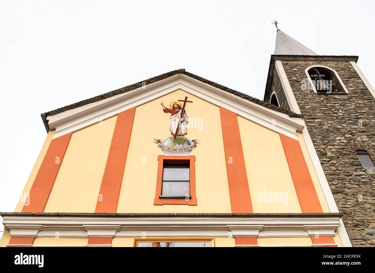 Façade de l'église catholique des Saints Rocco et Sebastiano à Gorduno, quartier de Bellinzona, Tessin, Suisse. Banque D'Images