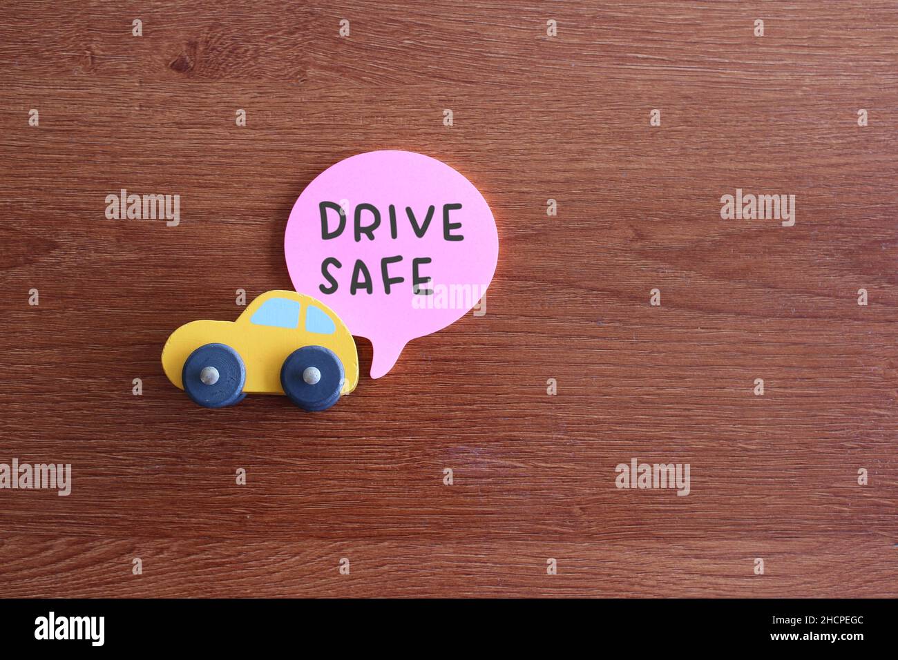 Concept de transport et de conduite.Vue de dessus d'une voiture en bois et d'une bulle vocale avec un COFFRE-FORT pour la conduite de texte Banque D'Images