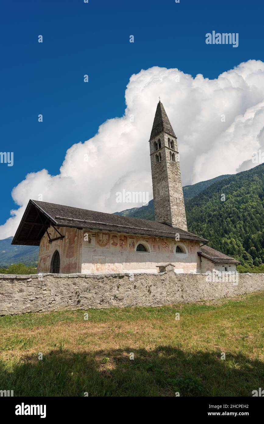 Ancienne église de Sant'Antonio Abate (Saint Anthony l'Abbé - XVe siècle, fresques de Cristoforo Baschenis) à Pelugo, vallée de Rendena, Trento, Italie. Banque D'Images