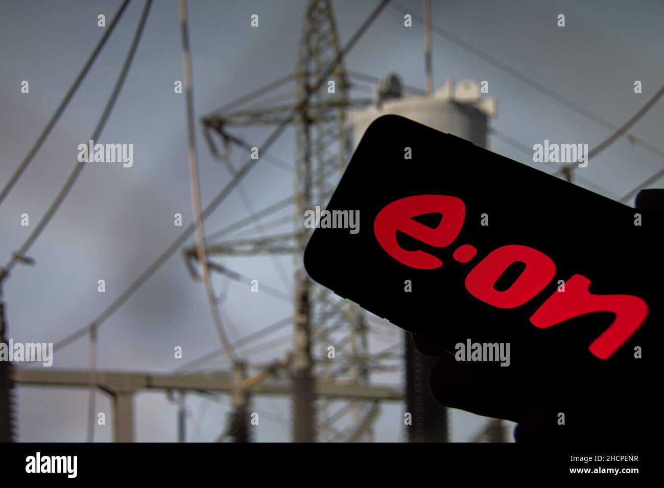 Rheinbach, Allemagne 5 octobre 2021, le logo de la marque du fournisseur d'énergie « e.on » sur l'écran d'un smartphone devant une station de transformation Banque D'Images