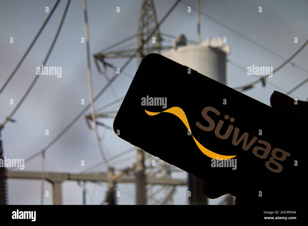 Rheinbach, Allemagne 5 octobre 2021, le logo de la marque du fournisseur d'énergie « Düwag » sur l'affichage d'un smartphone devant une transformation Banque D'Images