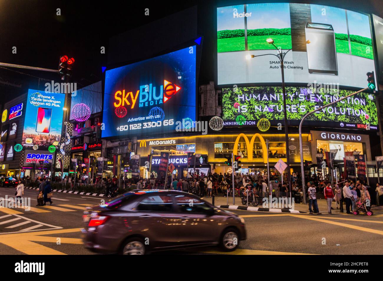 KUALA LUMPUR, MALAISIE - 22 MARS 2018 : vue nocturne de l'autoroute Bukit Bintang et Sultan Ismail à Kuala Lumpur, Malaisie. Banque D'Images