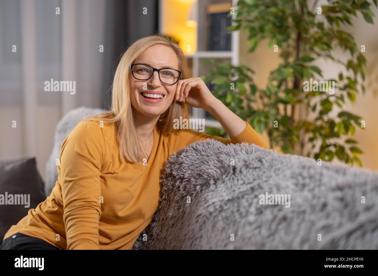 Smiling mature woman at home Banque D'Images