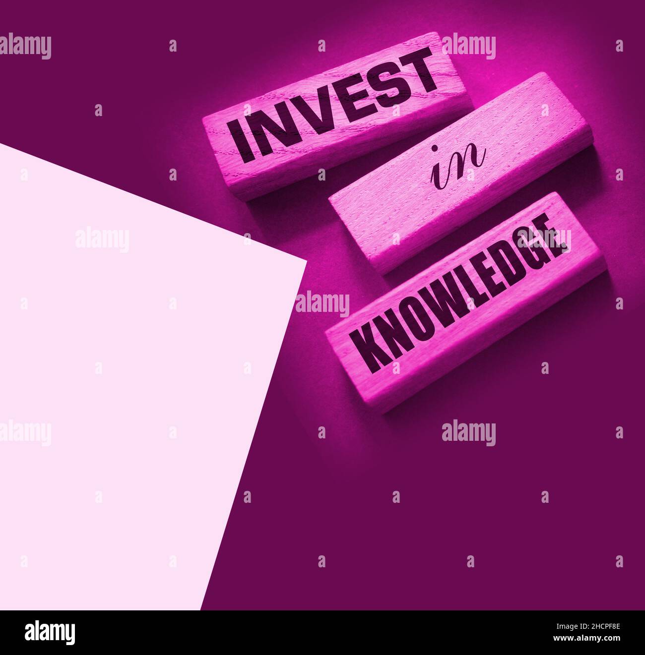 Investir Dans Des Mots De Connaissance Sur Des Blocs En Bois Citation Motivante L Investissement Dans Le Savoir Rapporte Les Meilleurs Dividendes Etudes Ou Tr D Affaires Photo Stock Alamy