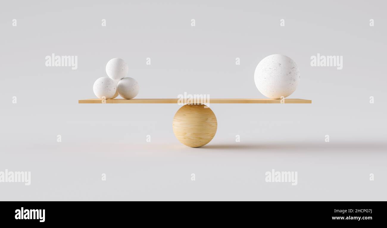 balance en bois équilibrant une grosse boule et quatre petites.Concept d'harmonie et d'équilibre Banque D'Images