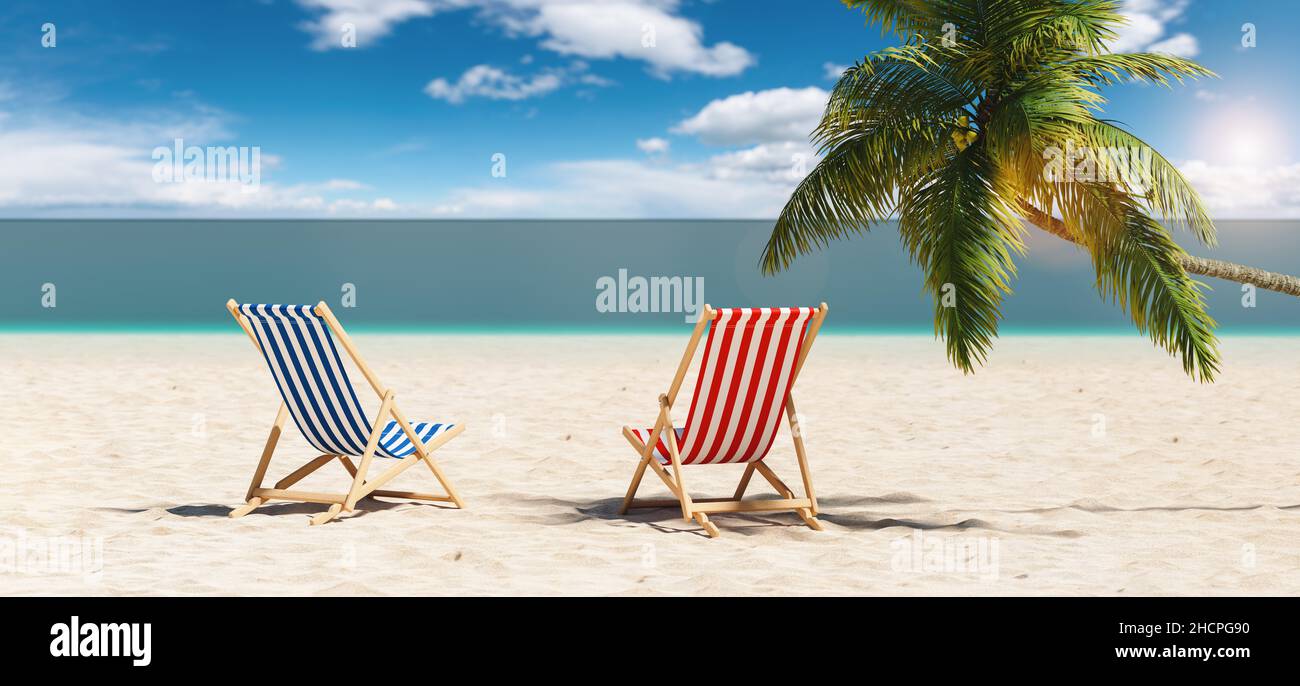 Chaises de plage vides à côté d'un palmier à la plage pendant des vacances d'été dans les Caraïbes Banque D'Images