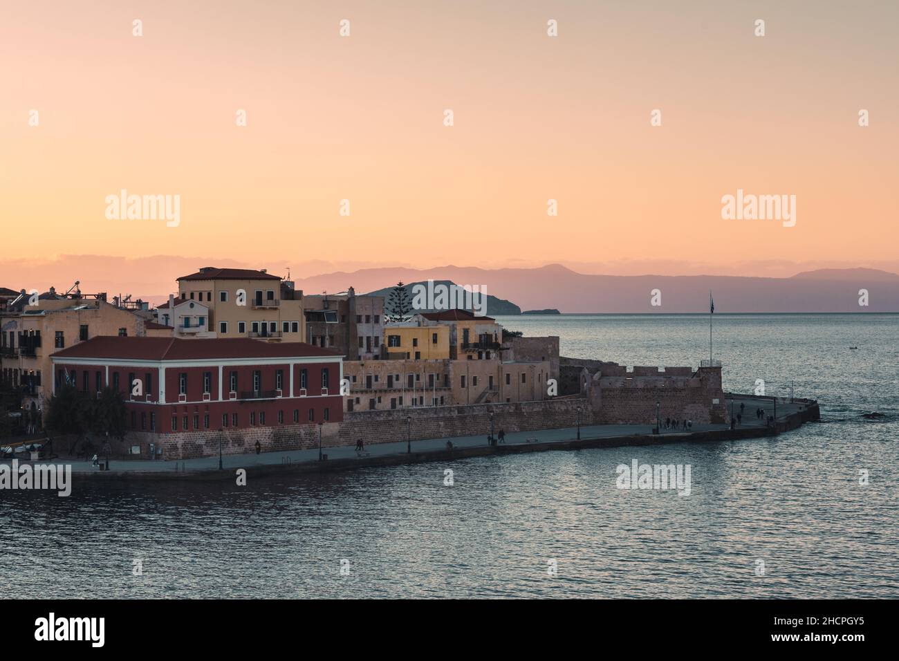 Magnifique coucher de soleil sur le ciel orange dans le vieux port vénitien et la forteresse de Chania, île de Crète - Grèce Banque D'Images