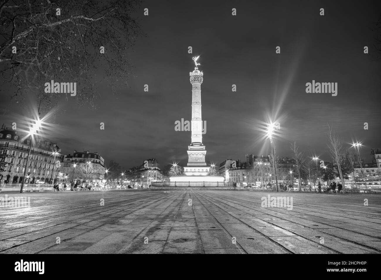 Vue panoramique de la place Bastille et de sa colonne victoire à Paris de nuit Banque D'Images