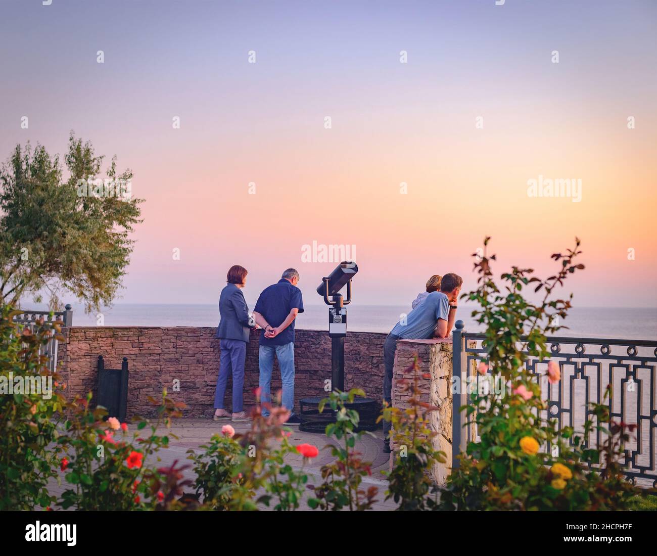 couples en soirée sur les berges de la mer Banque D'Images