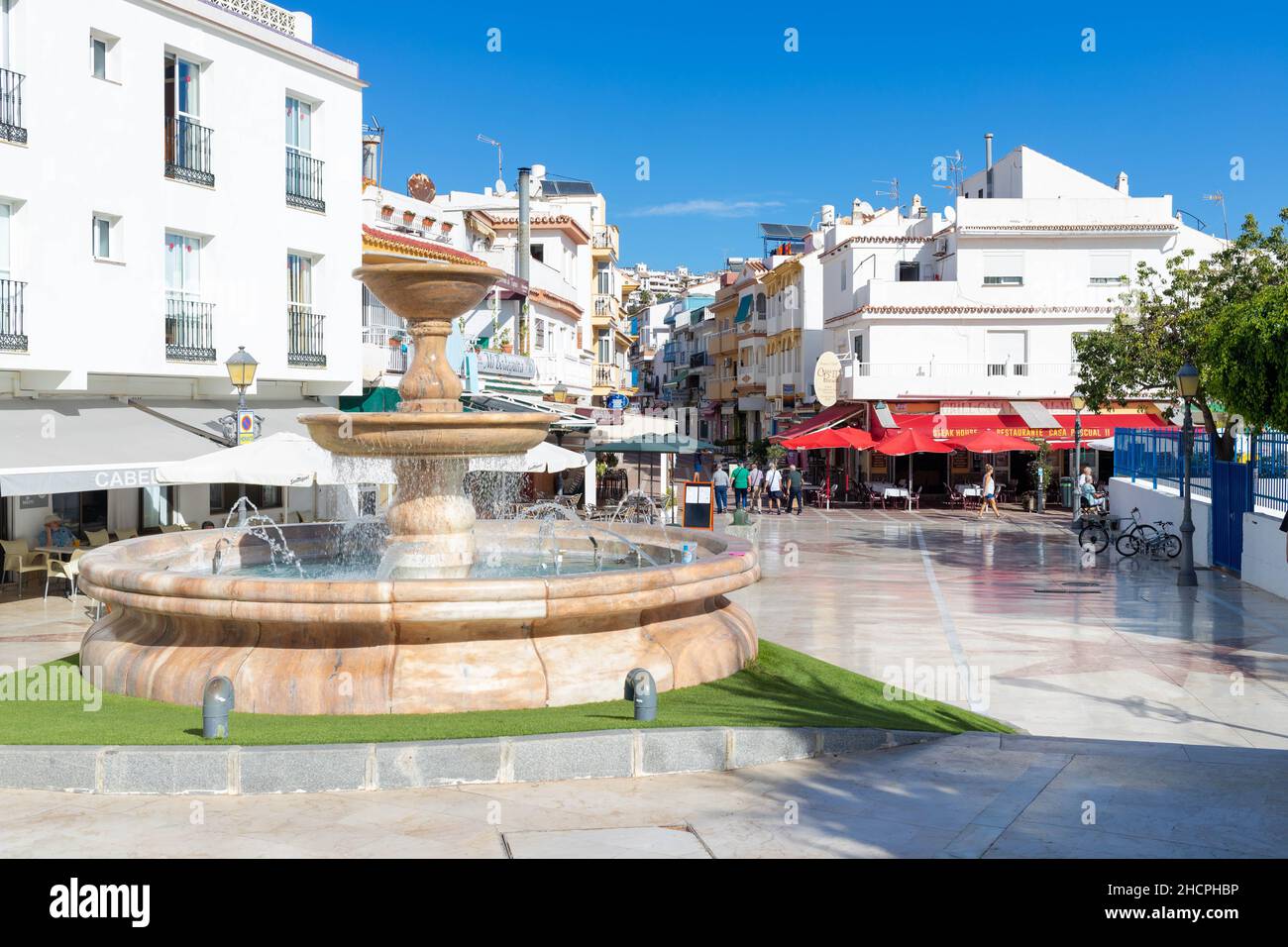 Place de la ville avec fontaine dans le quartier de la carihuela, Torremolinos, Costa del sol, Espagne. Banque D'Images