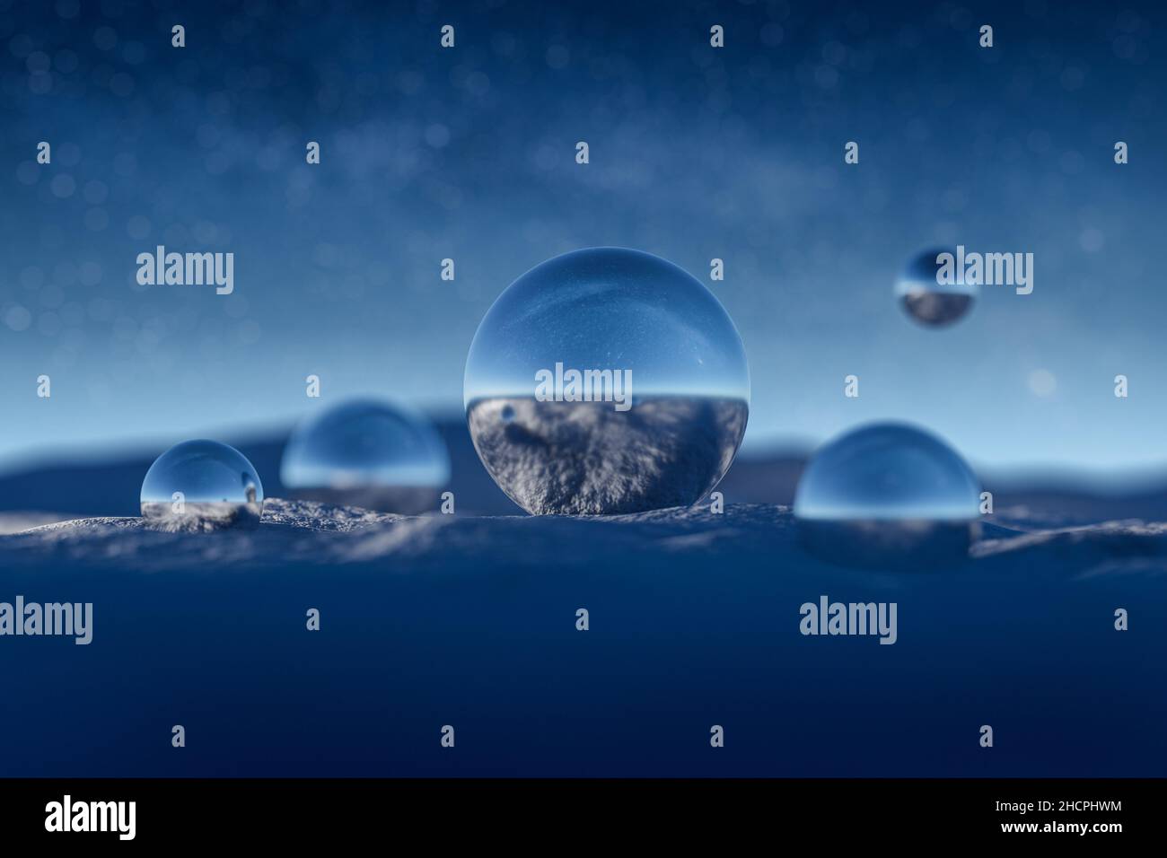 Boules réfléchissantes bleues dans la neige contre le ciel étoilé épique en hiver.La voie lactée et les étoiles.Arrière-plan abstrait.3D rendu. Banque D'Images