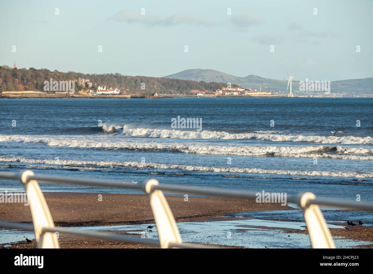 Vue sur la mer depuis le front de mer à Kirkcaldy, Fife, Écosse Banque D'Images