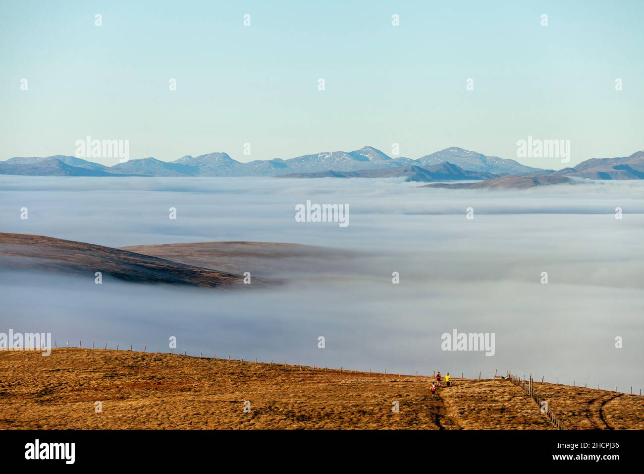 Les collines s'accentuent à travers les nuages causés par une température dans les collines d'Ochil en Écosse Banque D'Images