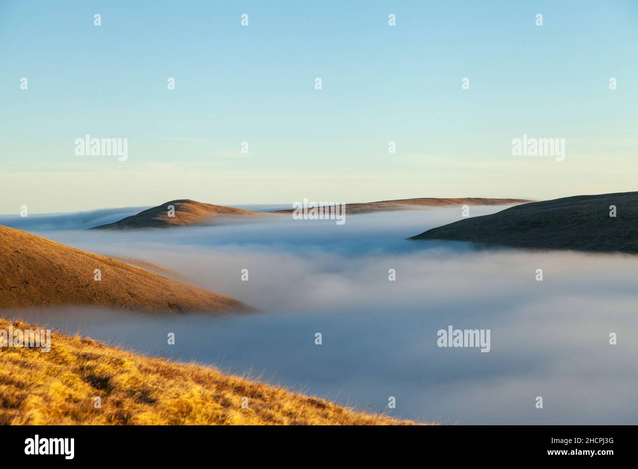 Les collines s'accentuent à travers les nuages causés par une température dans les collines d'Ochil en Écosse Banque D'Images