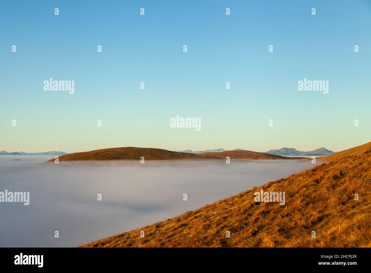 Les collines s'accentuent à travers les nuages causés par une température dans les collines d'Ochil en Écosse Banque D'Images