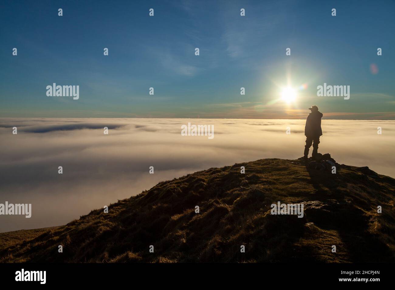 Une personne dans les collines d'Ochil qui donne sur une mer de nuages Banque D'Images