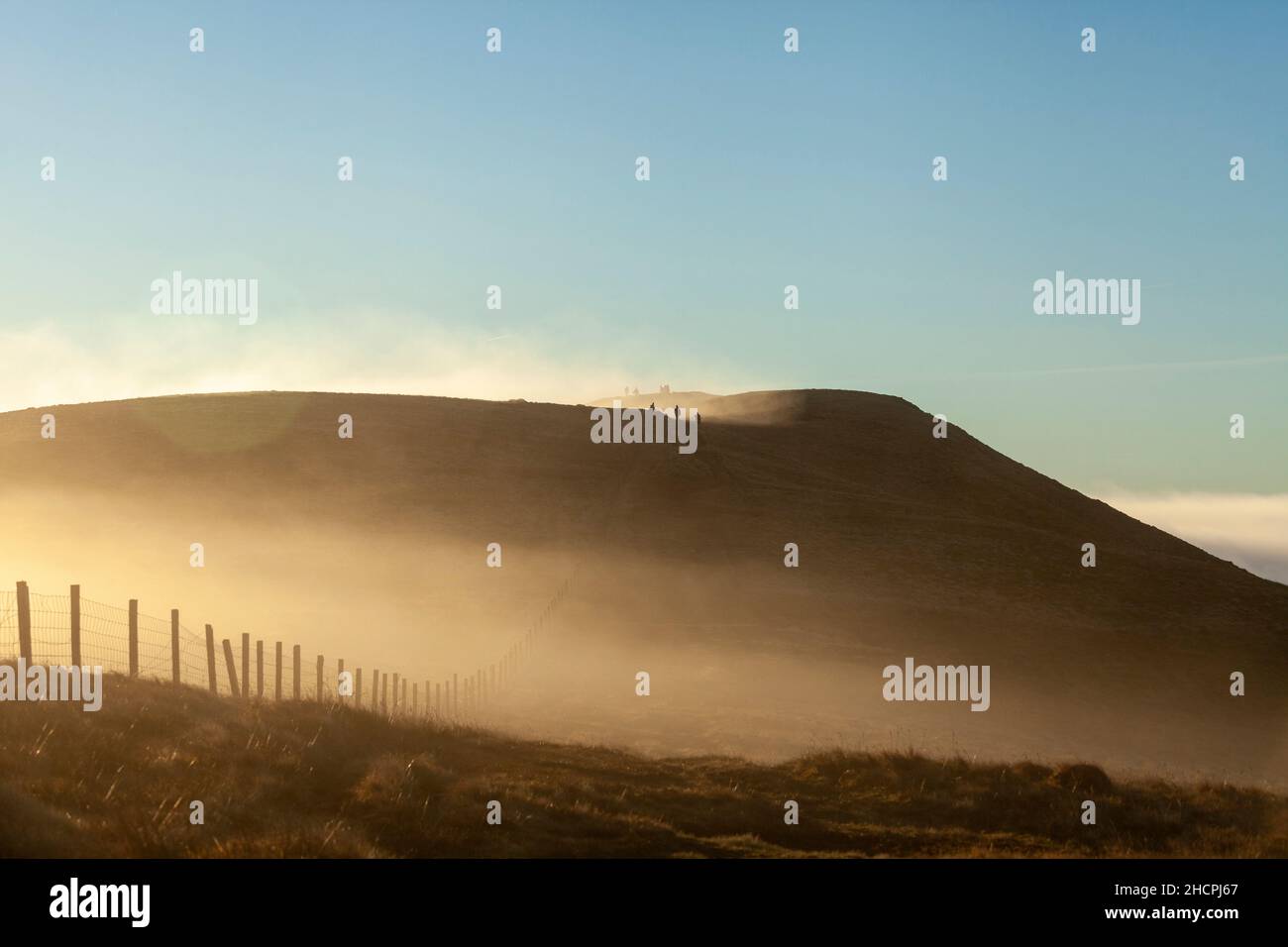 En regardant de nouveau la colline du droit de la crête à Ben Cleuch dans les collines d'Ochil, en Écosse Banque D'Images