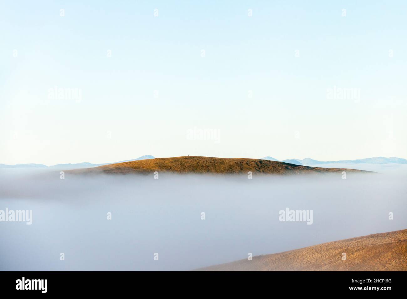 Ben a toujours peaking à travers les nuages causés par une température dans les collines d'Ochil en Écosse Banque D'Images