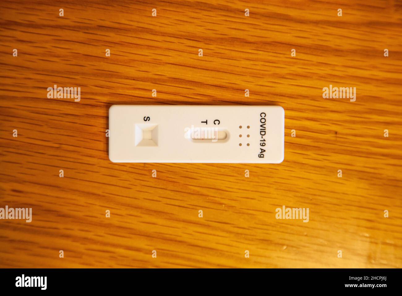 Virus Corona Covid 19 flux latéral à la maison résultat de la trousse de test montrant positif pour le virus Banque D'Images