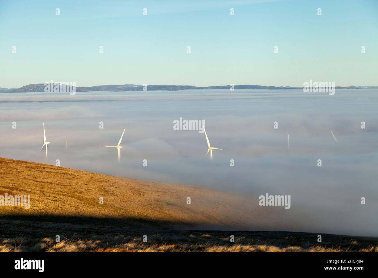 Les éoliennes qui collent hors des nuages sont causées par une inversion de température dans les collines d'Ochil en Écosse Banque D'Images