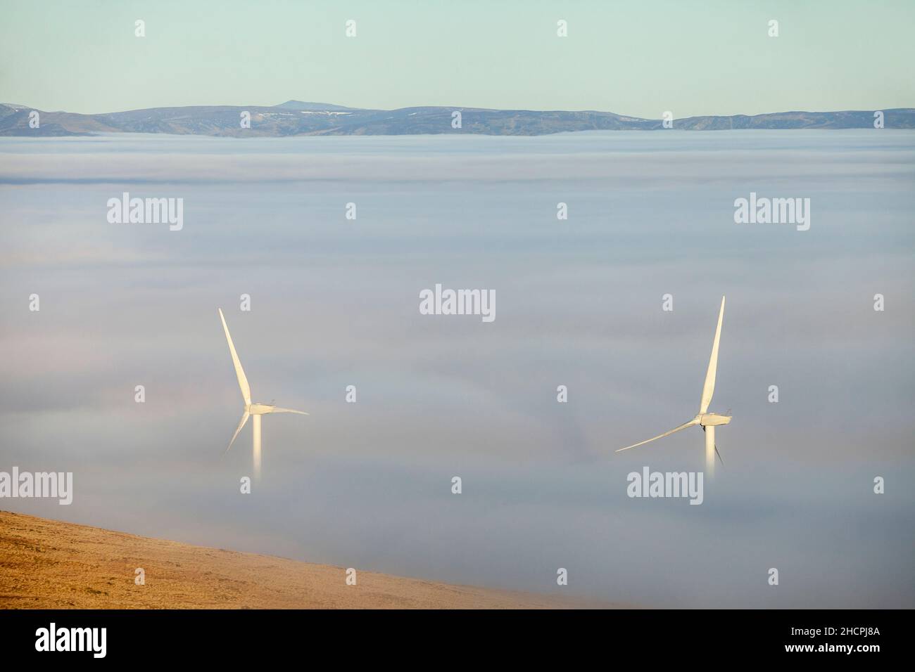 Les éoliennes qui collent hors des nuages sont causées par une inversion de température dans les collines d'Ochil en Écosse Banque D'Images