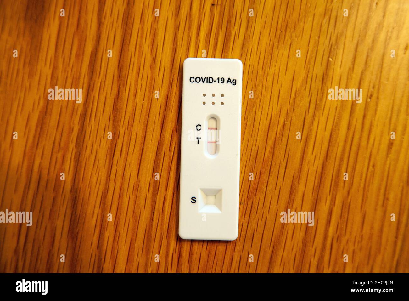 Virus Corona Covid 19 flux latéral à la maison résultat de la trousse de test montrant positif pour le virus Banque D'Images