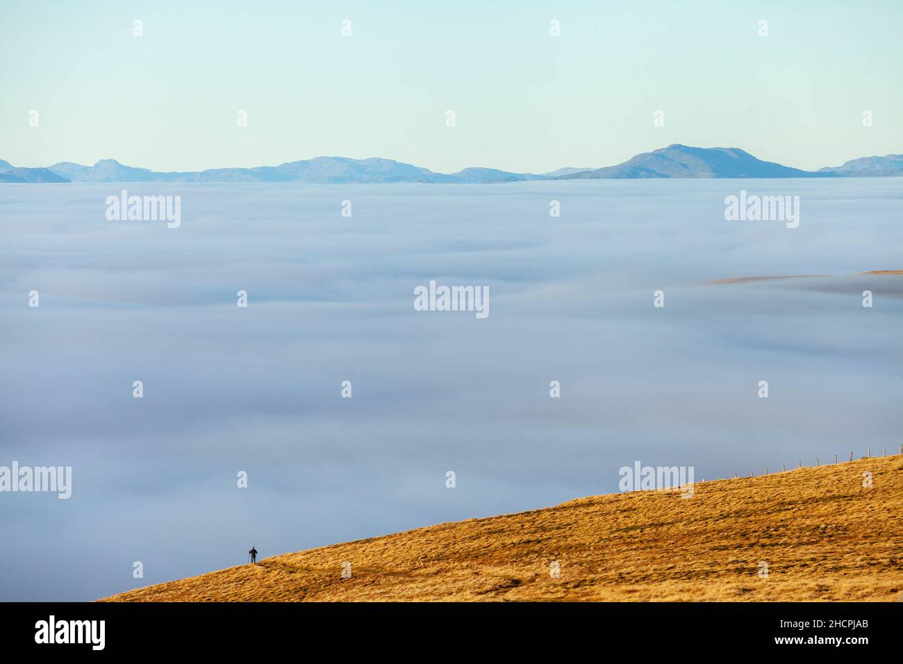 Les collines s'accentuent à travers les nuages causés par une température dans les collines d'Ochil en Écosse Banque D'Images