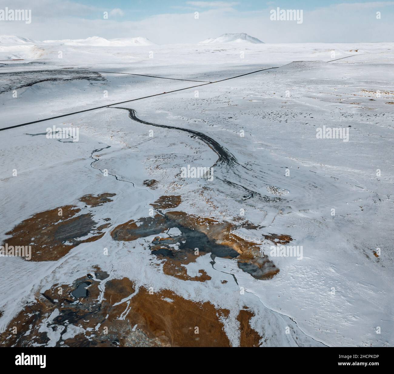 Panorama aérien de Drone avec de la vapeur chaude venant du sol.Hverir est la zone géothermique de Myvatn.Paysage couvert de neige et de sol orange. Banque D'Images