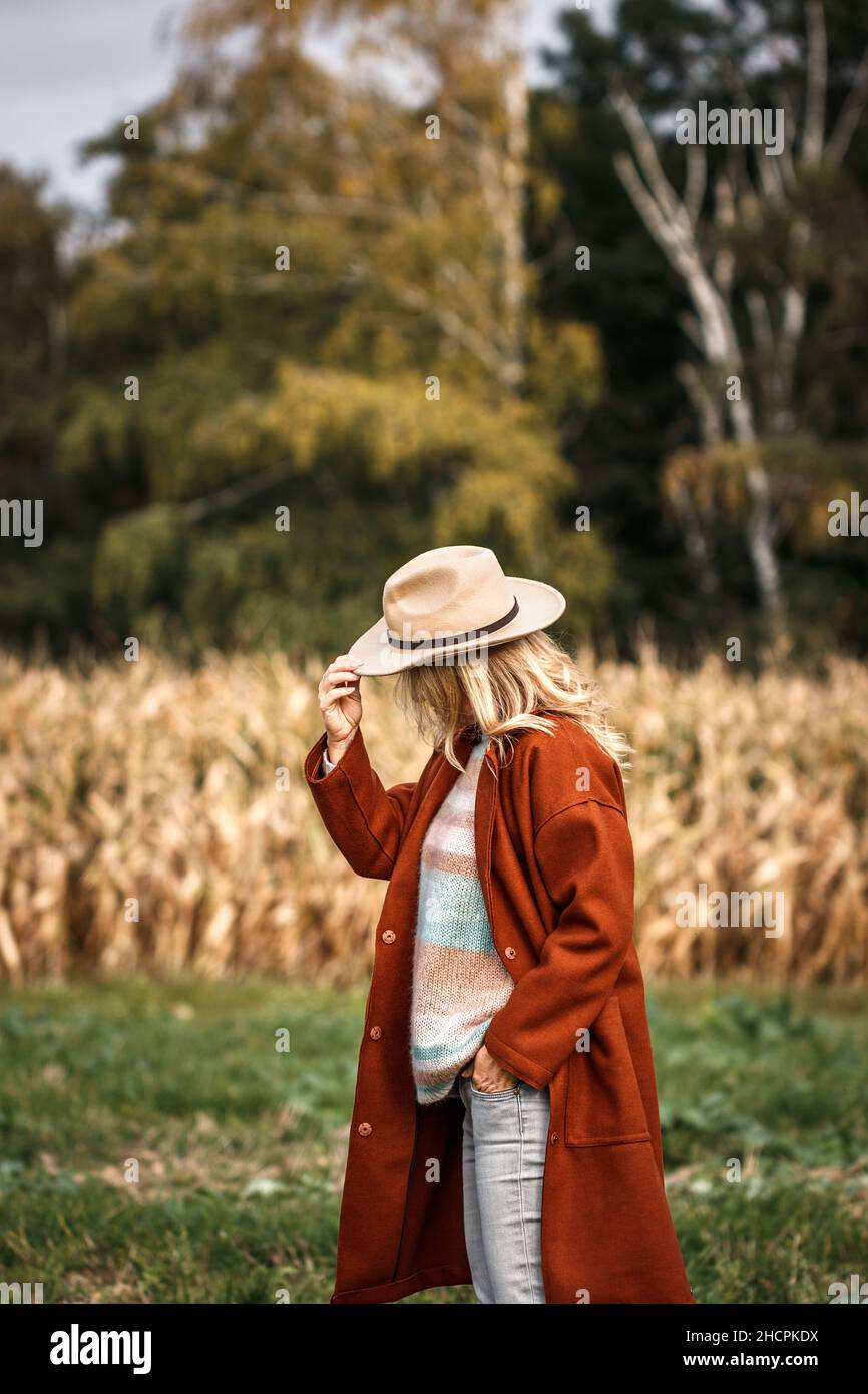 Collection automne.Femme élégante portant un manteau, un chandail et un  chapeau rouges dans la nature.Élégance à l'automne en plein air.Vêtements  féminins tendance Photo Stock - Alamy