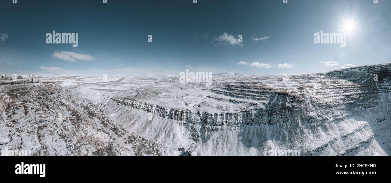 Vue aérienne par drone de la cascade de Dynjandi foss avec canyon de glace au premier plan.Ciel bleu.Westfjords dans l'ouest de l'Islande Banque D'Images