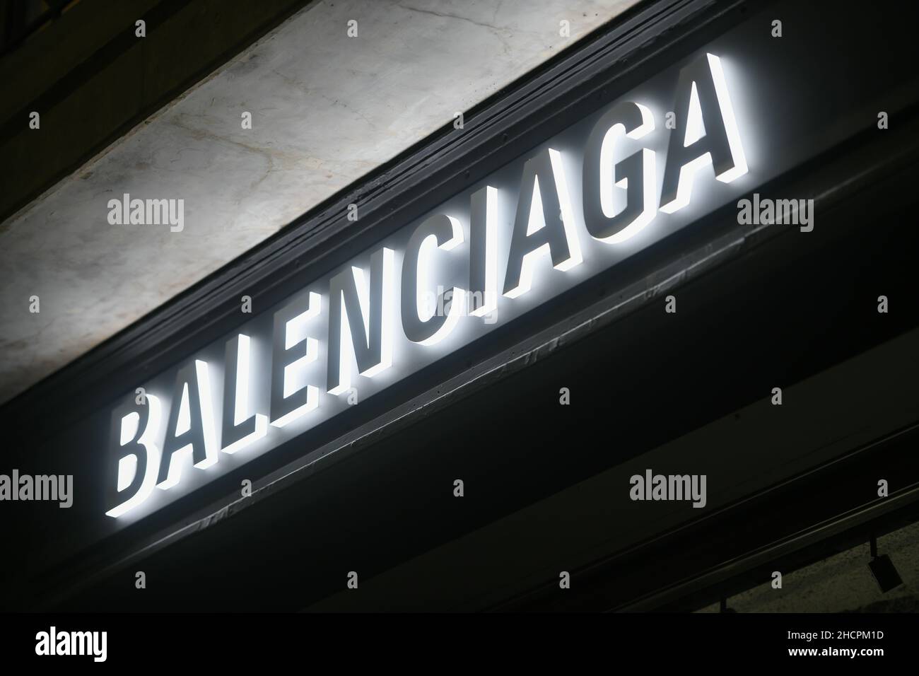Milan, Italie - 24 septembre 2021 : logo Balenciaga sur la façade d'un  magasin de Milan Photo Stock - Alamy