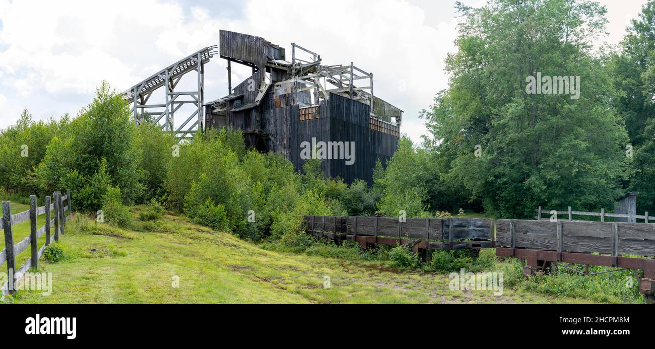 Rails surélevés historiques allant au Coal Breaker Building dans le village d'Eckley Miners. Banque D'Images
