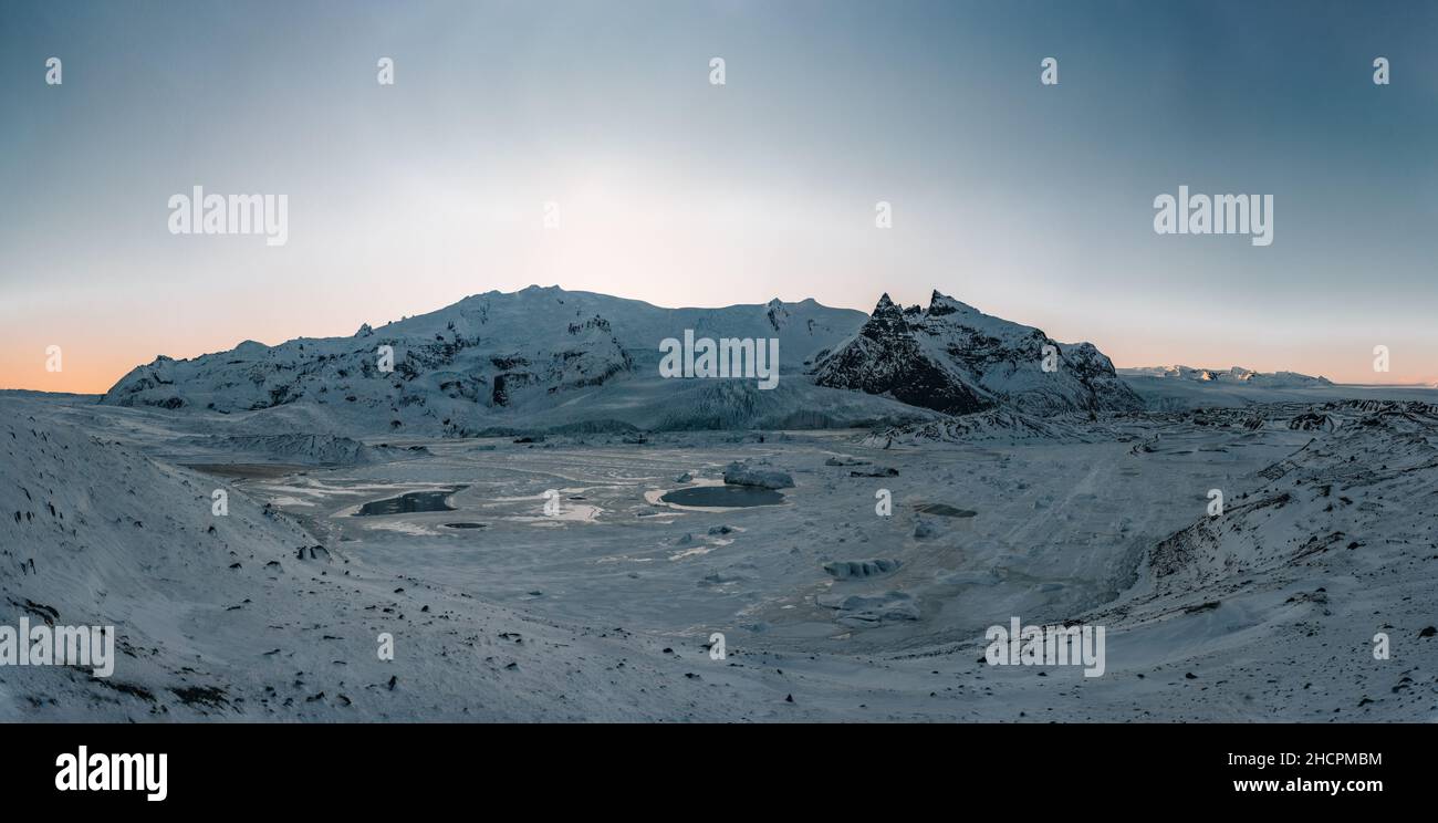 Glacier gelé de Fjallsarlon dans le parc national de Vatnajokull en hiver, le coucher de soleil est accompagné d'un ciel bleu.Islande nature affectée par le réchauffement climatique. Banque D'Images