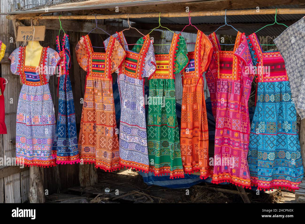 Authentique marché vendant des vêtements tribaux de flanc de colline Banque D'Images