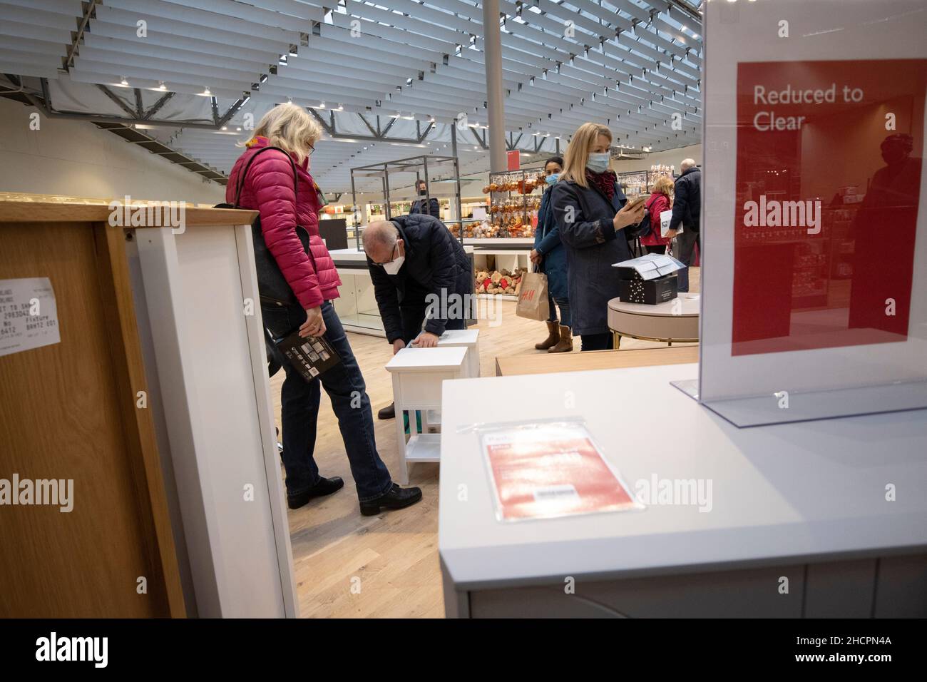 Les acheteurs à la recherche de bonnes affaires dans le rayon ameublement du grand magasin John Lewis pendant les soldes de janvier, Kingston, Surrey, Angleterre Banque D'Images